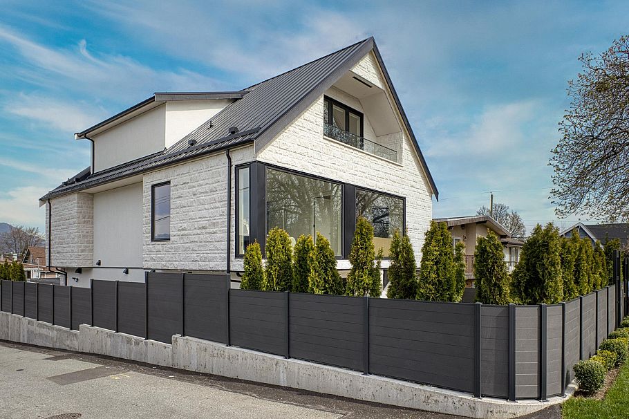 1 2425 Kitchener Street Vancouver, BC - 2