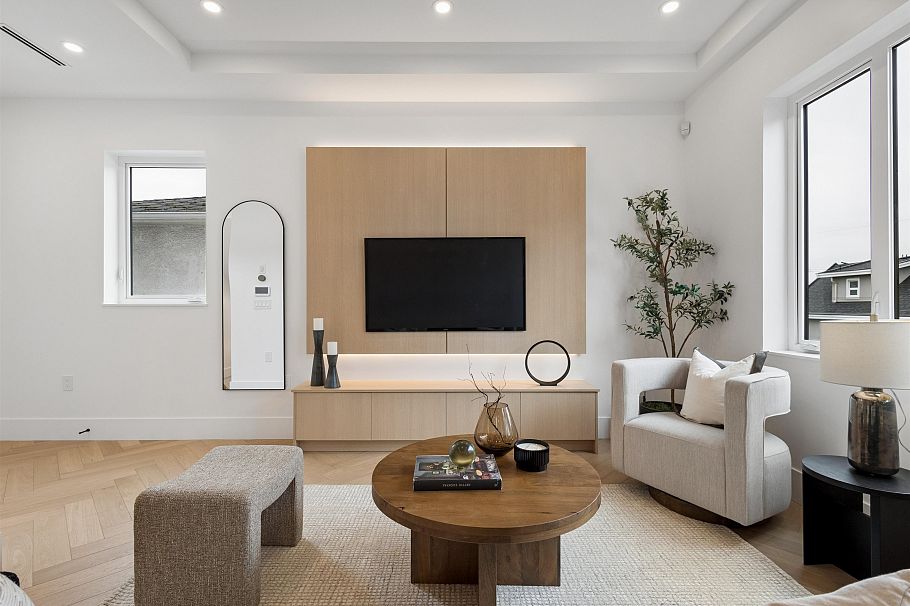 1 3637 E 46th Avenue Vancouver, BC - 5