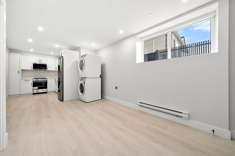 3274 E 44th Avenue Vancouver, BC - 38