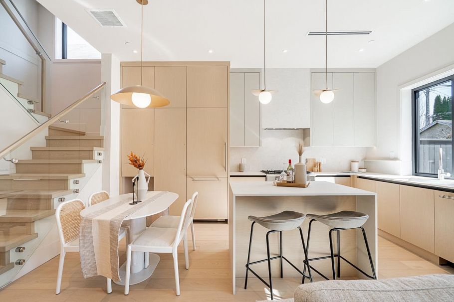 2 372 E 37 Avenue Vancouver, BC - 8