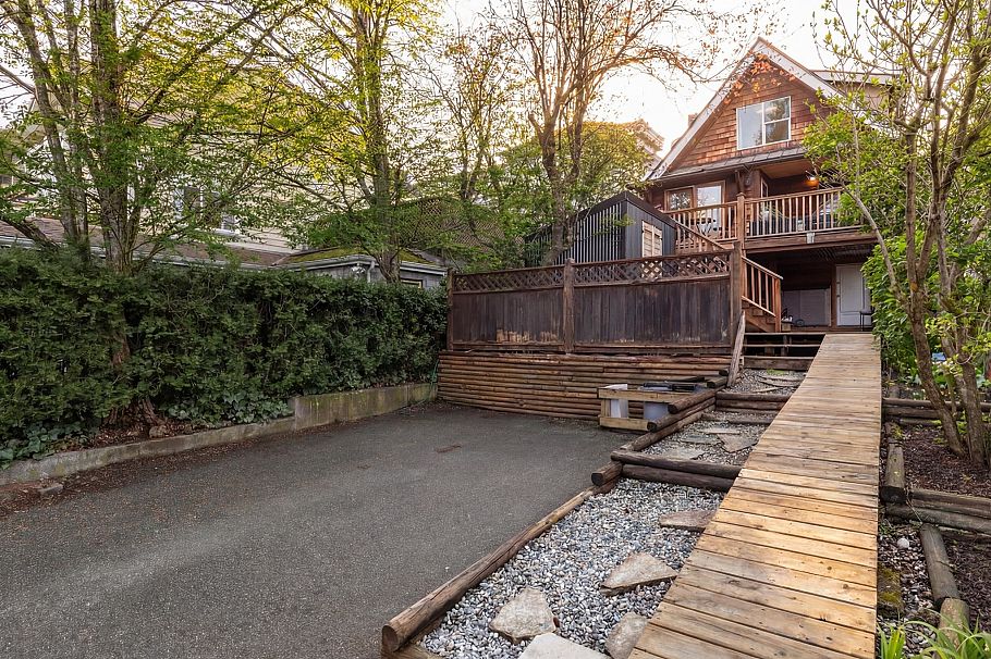 261 E 4th Street North Vancouver, BC - 36