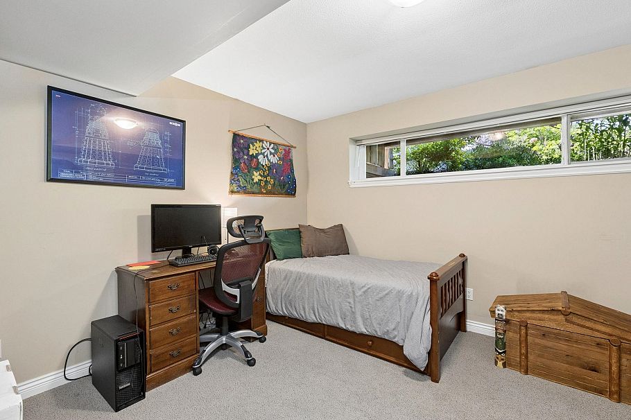 250 E 17th Street North Vancouver, BC - 32