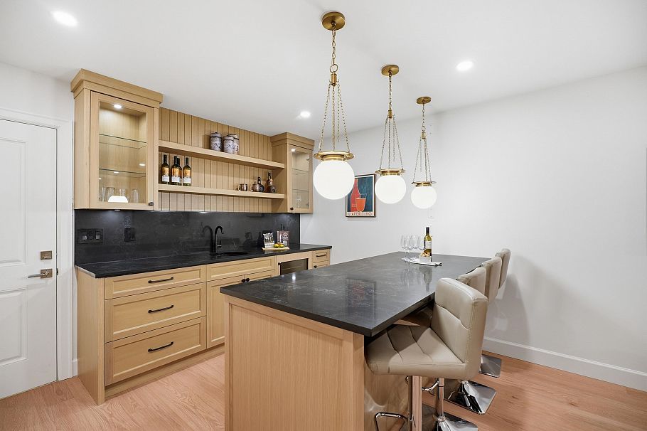 690 E Windsor Road North Vancouver, BC - 29