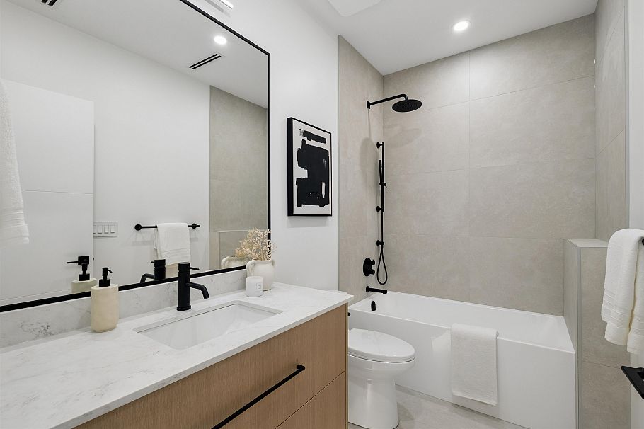 2 3639 E 46th Avenue Vancouver, BC - 26