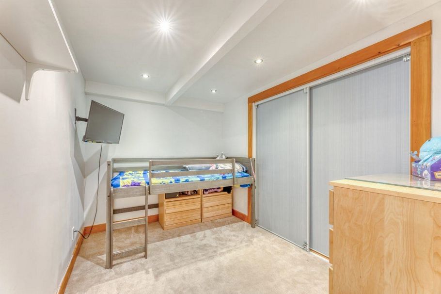 466 E Kings Road North Vancouver, BC - 23