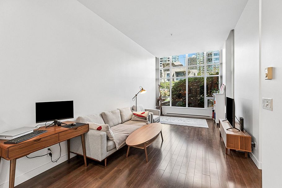 101 2077 Rosser Avenue Burnaby, BC - 2