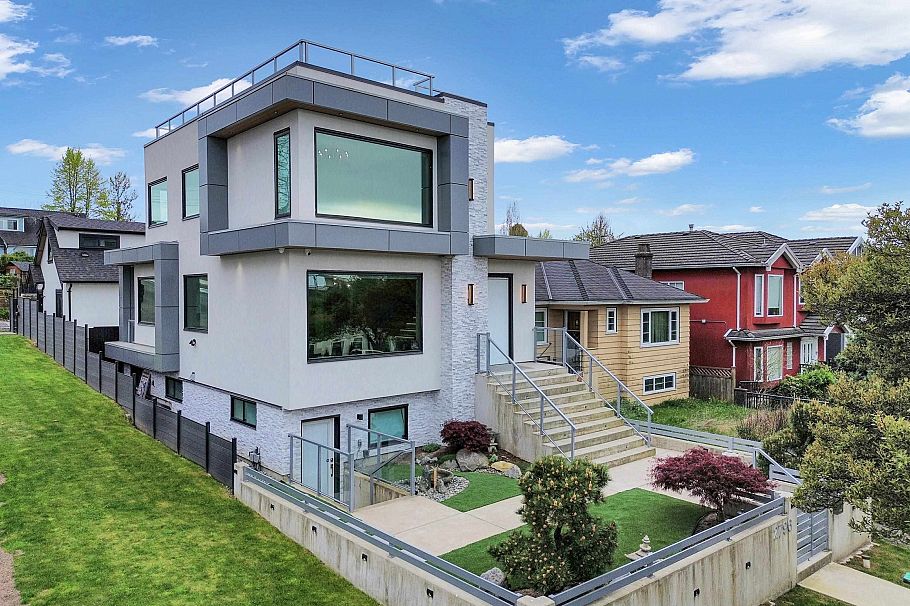 2796 E 4th Avenue Vancouver, BC - 2