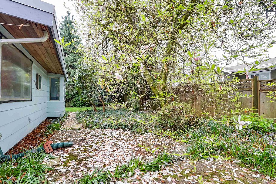 957 Essex Road North Vancouver, BC - 24