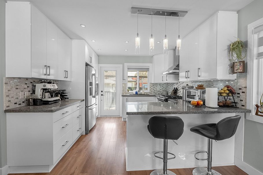 2576 E 27th Avenue Vancouver, BC - 5