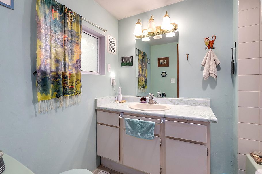 957 Essex Road North Vancouver, BC - 17