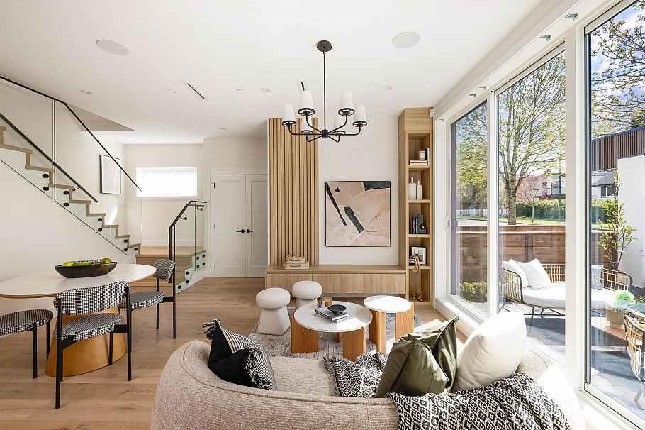 2 3141 E 19 Avenue Vancouver, BC - 5