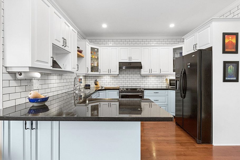 250 E 17th Street North Vancouver, BC - 21