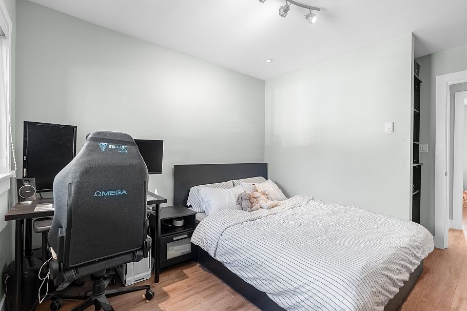 2576 E 27th Avenue Vancouver, BC - 11