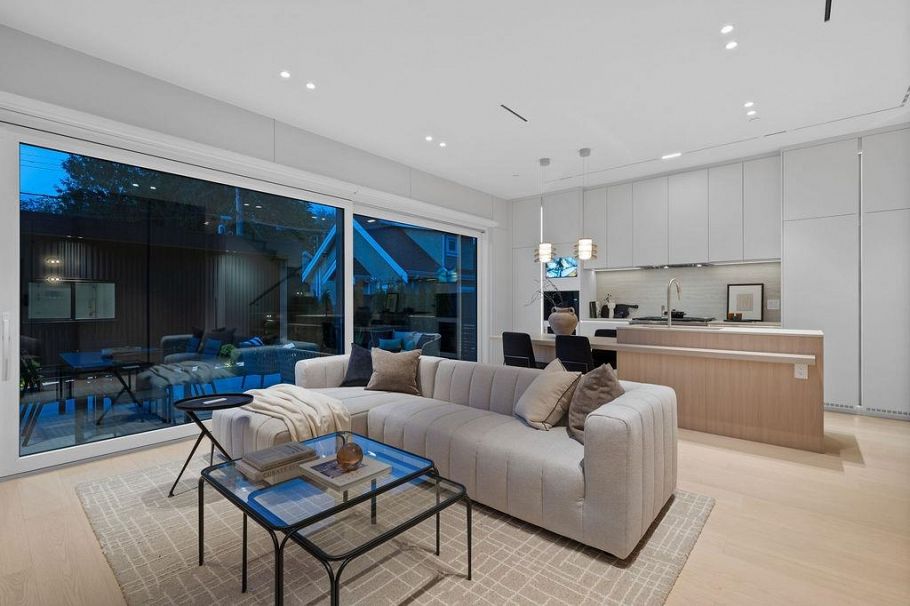 2 2935 W 15th Avenue Vancouver, BC - 2