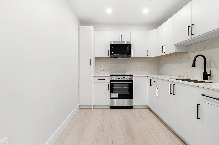 3274 E 44th Avenue Vancouver, BC - 17