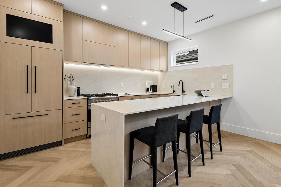 2 3639 E 46th Avenue Vancouver, BC - 1