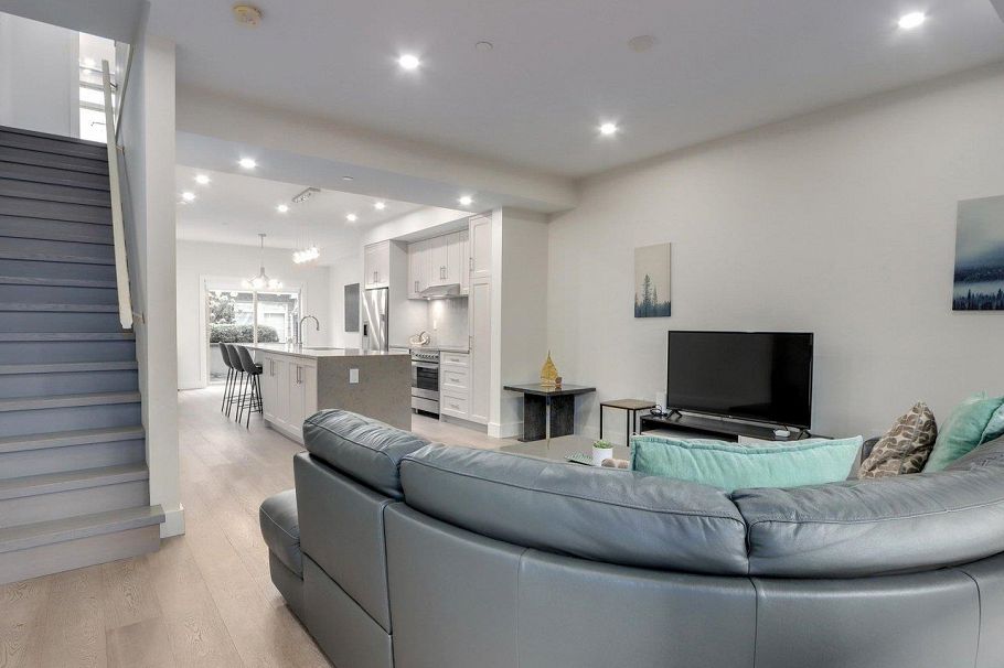 3 115 W Queens Road North Vancouver, BC - 1