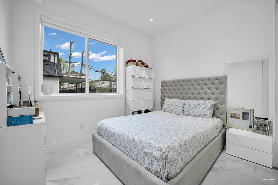 2796 E 4th Avenue Vancouver, BC - 32