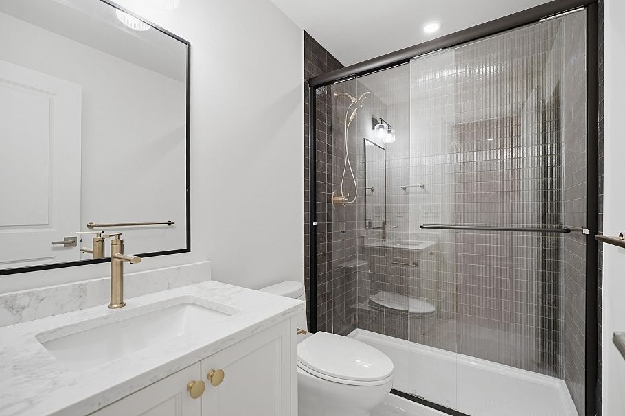 690 E Windsor Road North Vancouver, BC - 33
