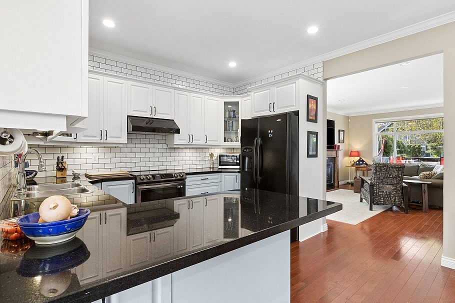 250 E 17th Street North Vancouver, BC - 19