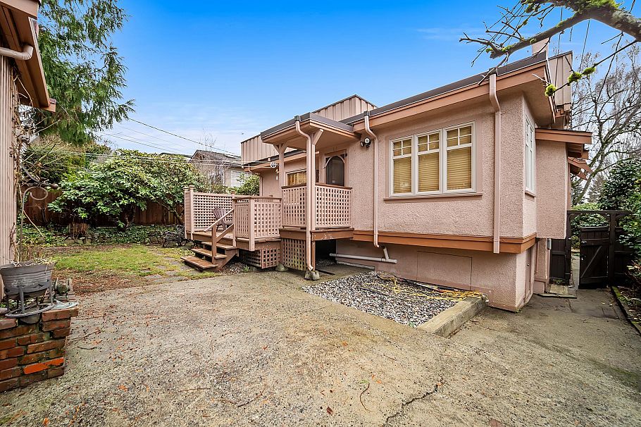 3537 W 31st Avenue Vancouver, BC - 36