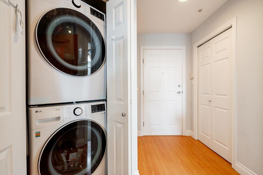 401 128 W 21st Street North Vancouver, BC - 21