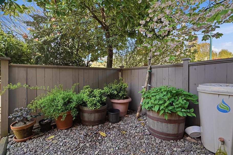 1 1606 W 10th Avenue Vancouver, BC - 23