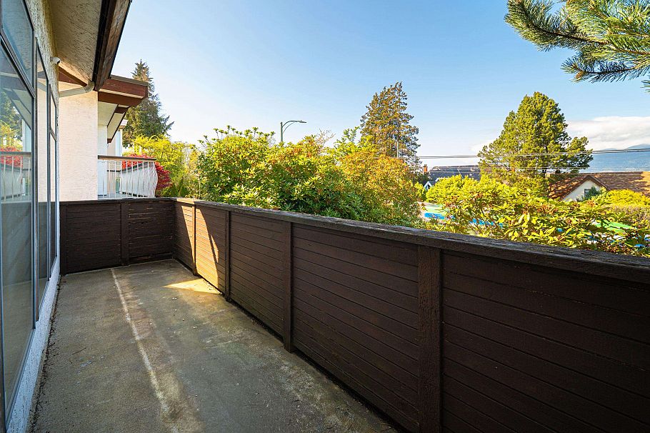 3974 W 10th Avenue Vancouver, BC - 12