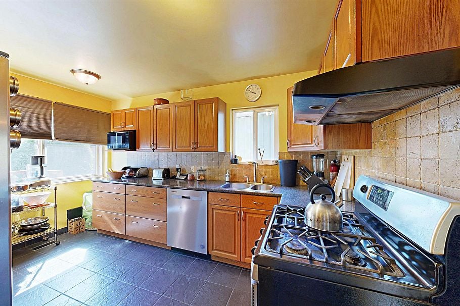 3752 Beatrice Street Vancouver, BC - 9