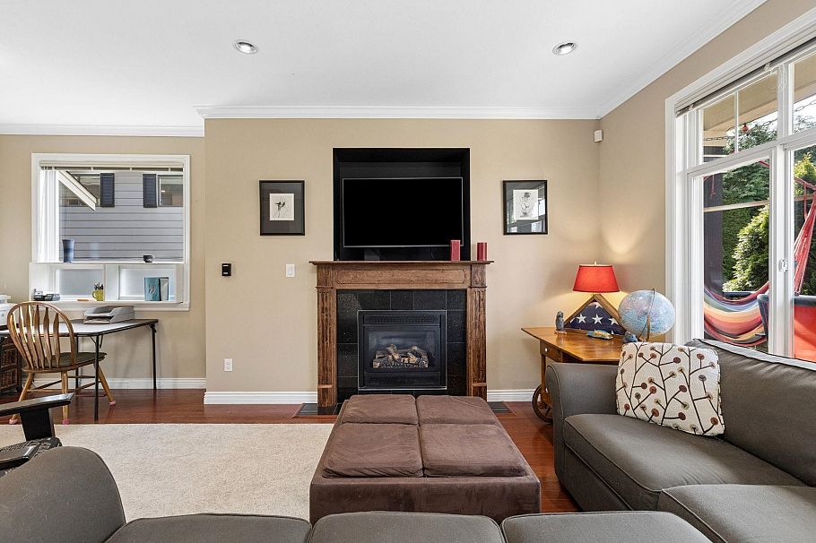 250 E 17th Street North Vancouver, BC - 10