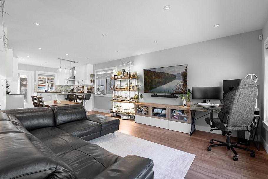 2576 E 27th Avenue Vancouver, BC - 2