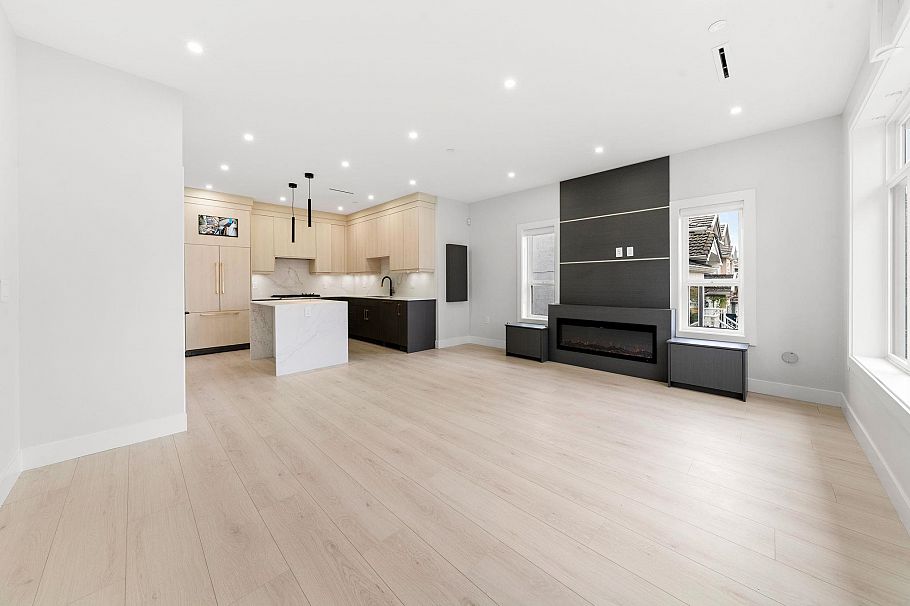 3274 E 44th Avenue Vancouver, BC - 3