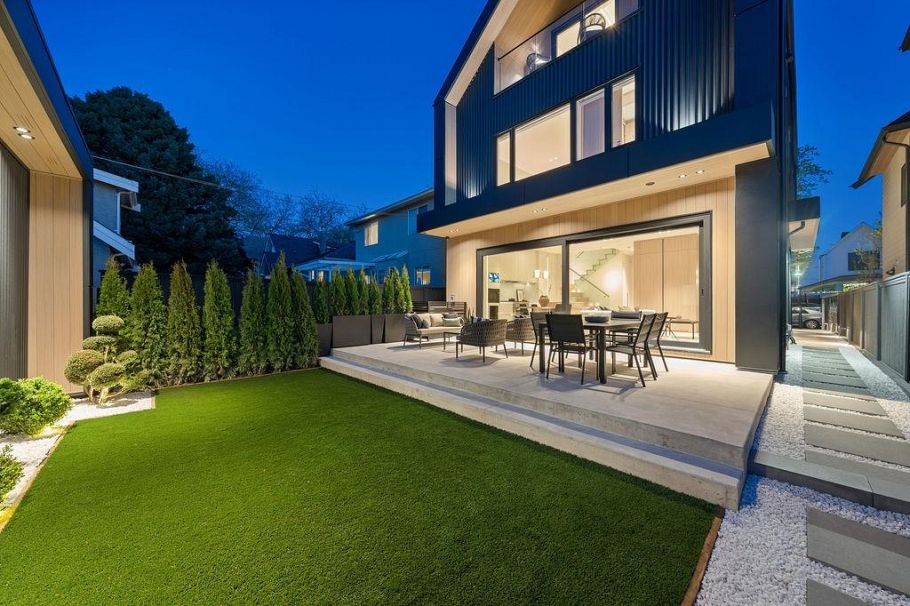 2 2935 W 15th Avenue Vancouver, BC - 1