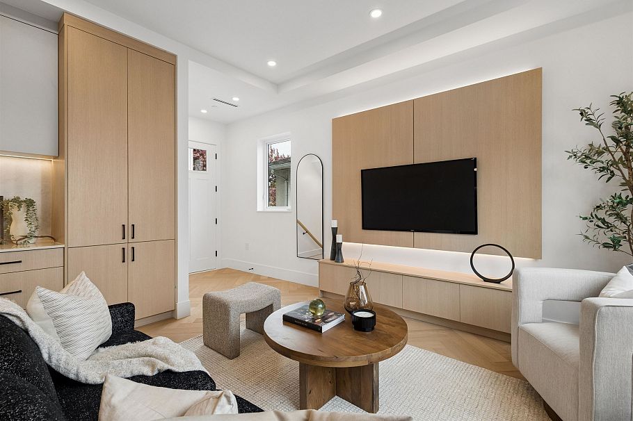 2 3637 E 46th Avenue Vancouver, BC - 5