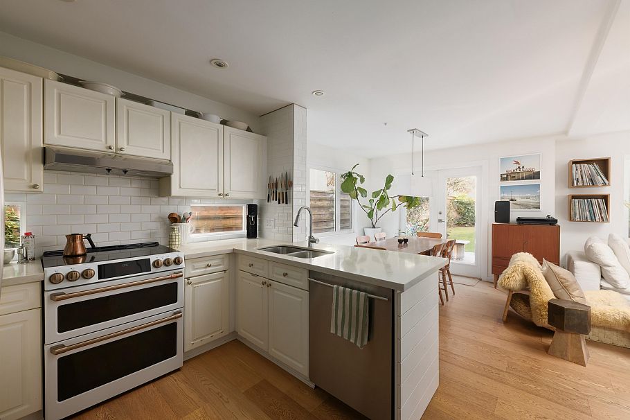 3260 W 8th Avenue Vancouver, BC - 14