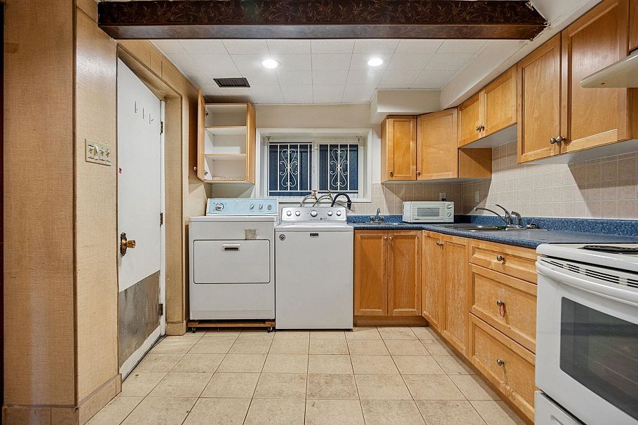 1388 E 60th Avenue Vancouver, BC - 25