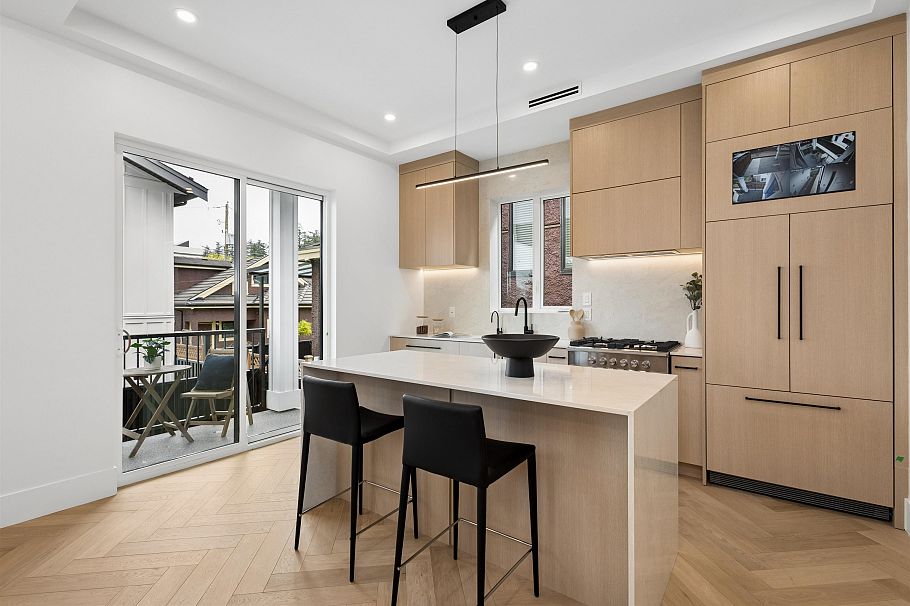 1 3637 E 46th Avenue Vancouver, BC - 1