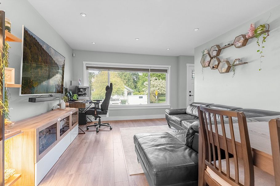 2576 E 27th Avenue Vancouver, BC - 3