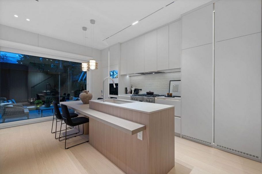 2 2935 W 15th Avenue Vancouver, BC - 3