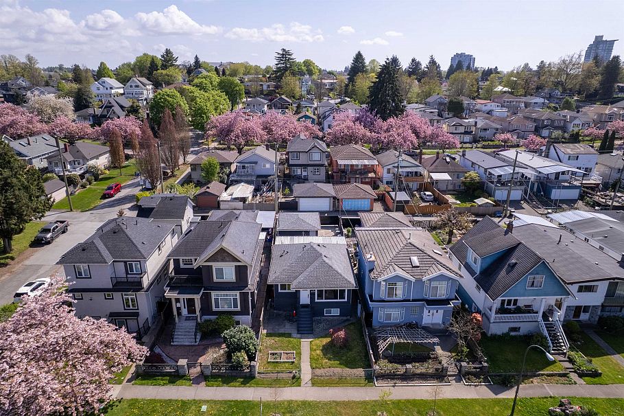 2576 E 27th Avenue Vancouver, BC - 27