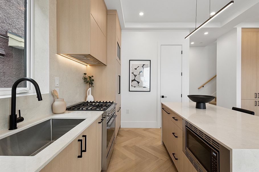 1 3637 E 46th Avenue Vancouver, BC - 16