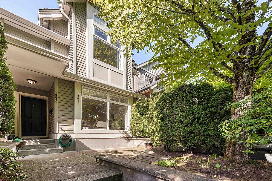 1823 Napier Street Vancouver, BC - 1