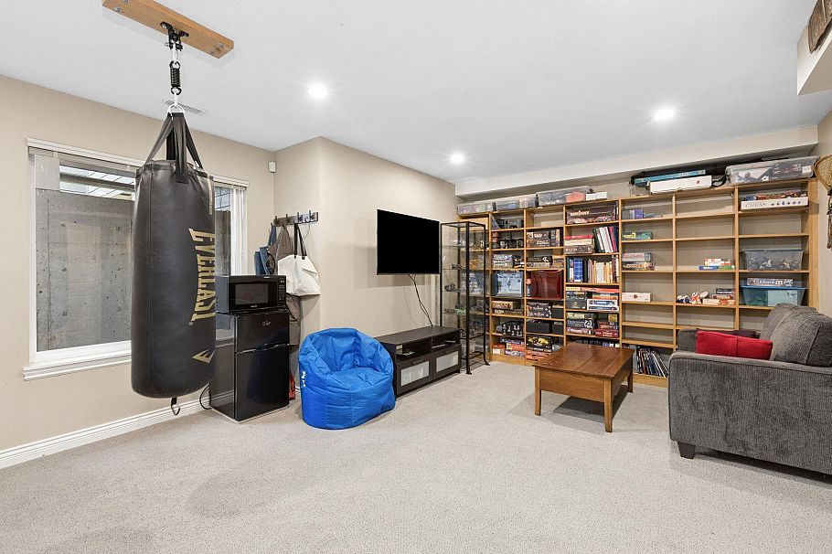 250 E 17th Street North Vancouver, BC - 34