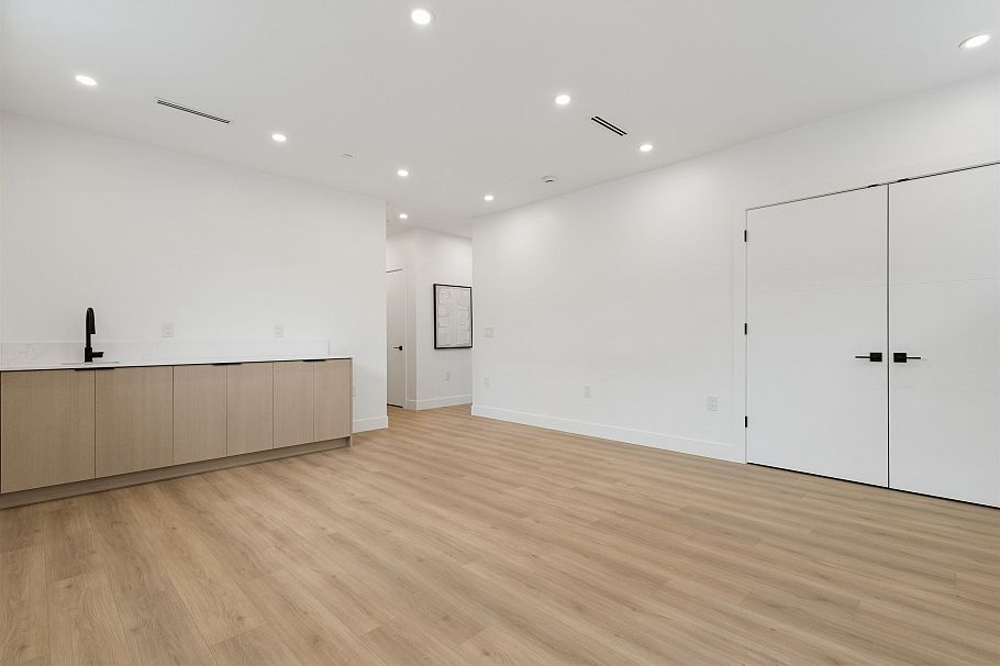 1 3637 E 46th Avenue Vancouver, BC - 32