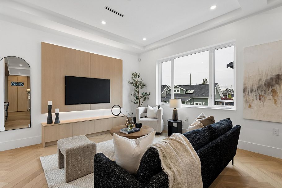 1 3637 E 46th Avenue Vancouver, BC - 4