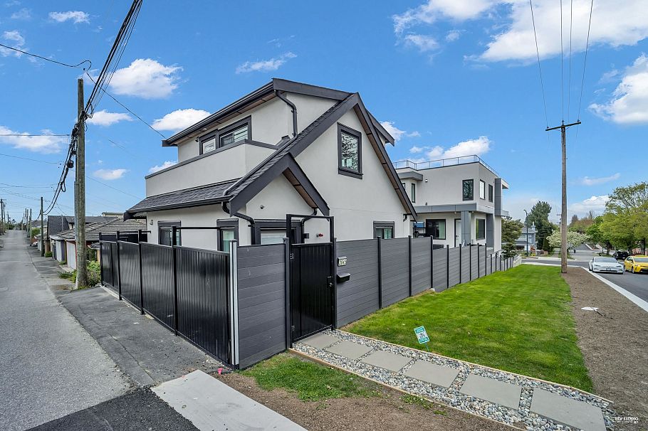 2796 E 4th Avenue Vancouver, BC - 39