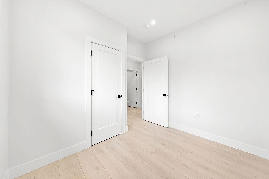 3274 E 44th Avenue Vancouver, BC - 33