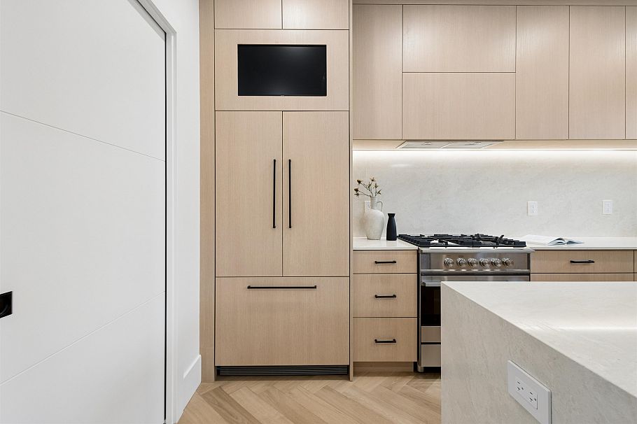 2 3639 E 46th Avenue Vancouver, BC - 3