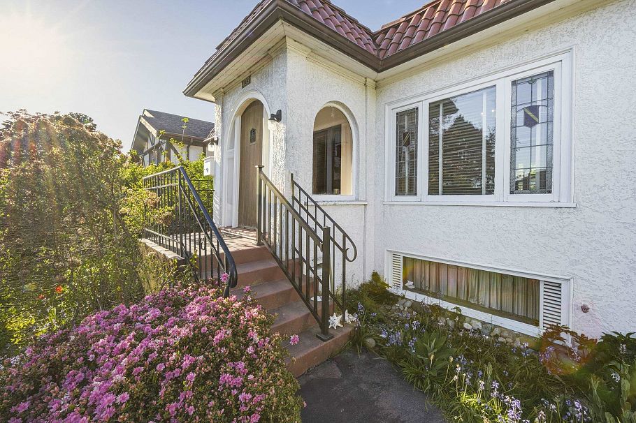 433 E 48th Avenue Vancouver, BC - 3