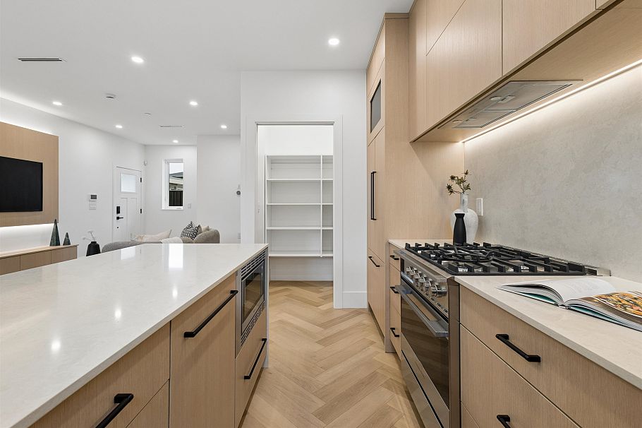 2 3639 E 46th Avenue Vancouver, BC - 5